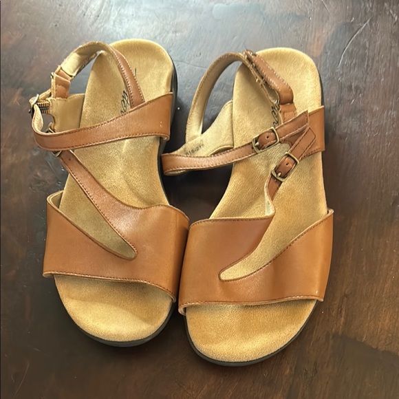 Trotters Tan Sandals with Adjustable Straps Sz 9.5 WW - Picture 8 of 8